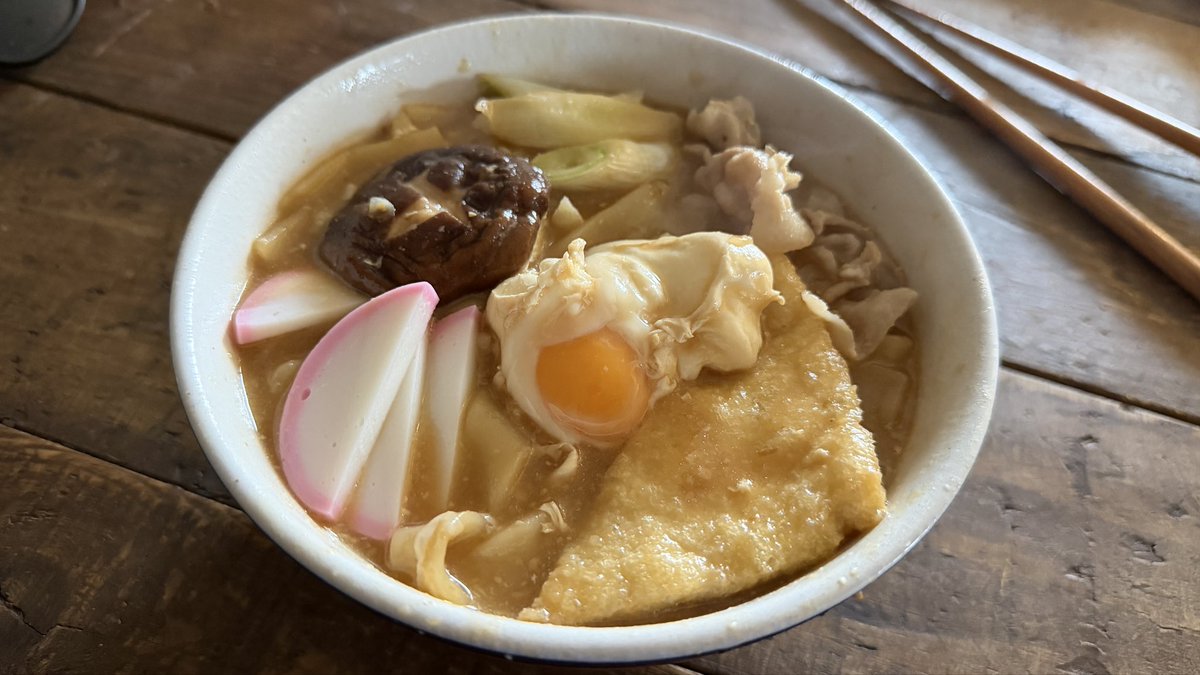 本当は昨日山で作るはずだった味噌煮込みうどんを部屋で食べます。