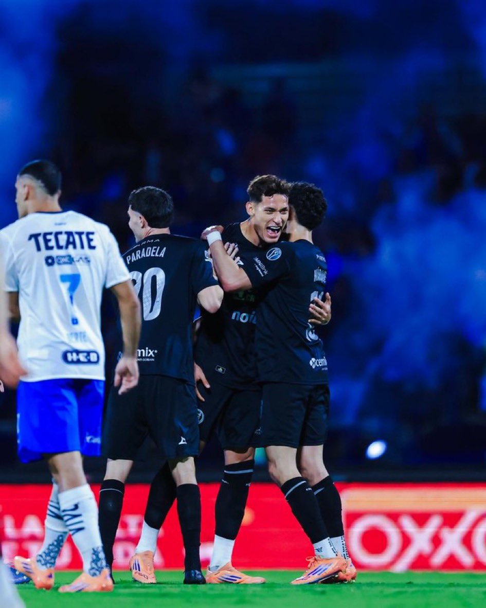 Con goles de Jesús Chiquete Orozco, y Ángel Sepúlveda, <a href="/CruzAzul/">CRUZ AZUL</a> derrotó por 2-0 a <a href="/Rayados/">Rayados</a> que, jugó con 10 hombres desde el minuto 20, por la expulsión de Oliver Torres, este sábado en el Olímpico Universitario, por la fecha 15 del Apertura 2025 de la <a href="/LigaBBVAMX/">Liga BBVA MX</a>