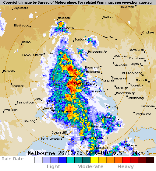 She's a thunderin' #Melbourne
A perfect line of storm cells passing atm after a short respite from the slight steady showers and humid sunshine break.
#weather