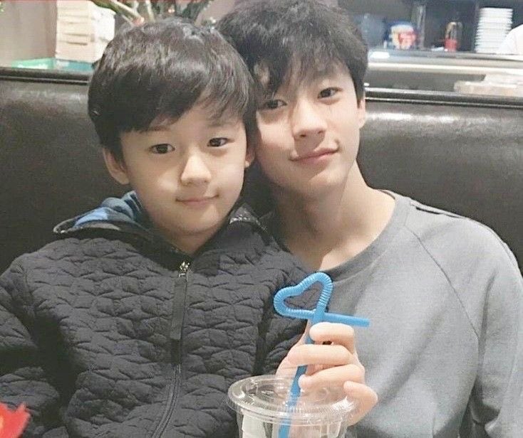 แอนตันรักน้องชายมากจริง ๆ เป็นคนไปขอแม่ว่าอยากมีน้อง พอน้องเกิดมาก็ดูแลน้องดีมาก ๆ ขนาดตอนเดแล้วยังเขียน I love my brother ทุกปี ตั้งรูปหน้าจอเป็นรูปตัวเองกับน้องชาย เข้าใจเลยว่าทำไมฮีงอแงตอนน้องสูงกว่าตัวเอง ฮีก็เลี้ยงของฮีมาอะเนอะㅠㅠ