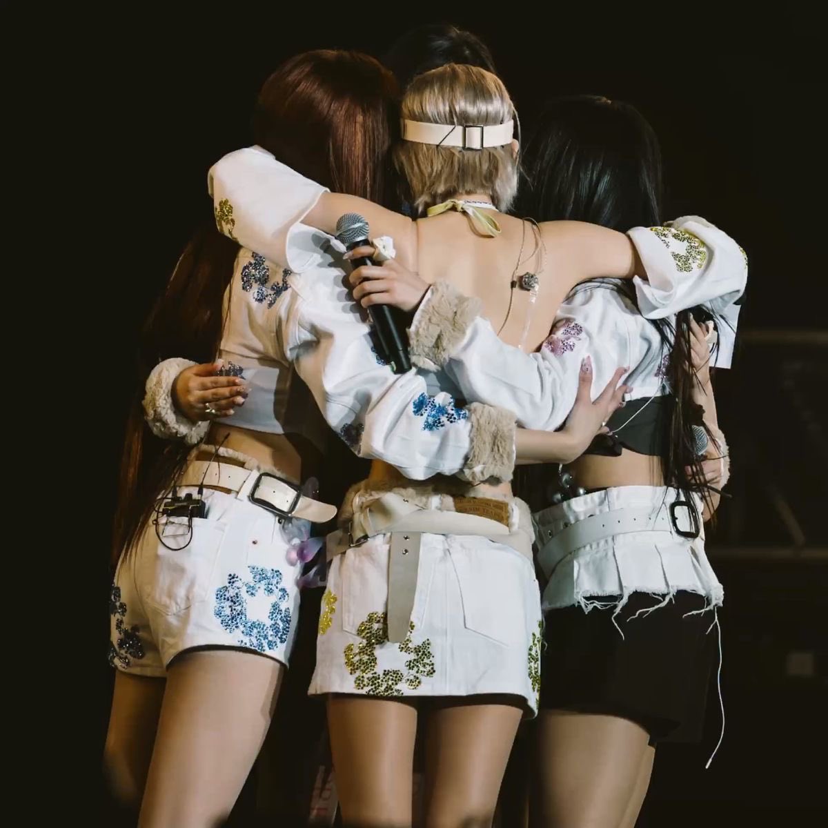 NJZstats's tweet image. ‘WE SUPPORT NJZ’
We proudly support NJZ for their courage to speak up and stand for what’s right. They’re changing the idol industry with honesty, strength, and a vision for a better future 🤍.
Now it’s your turn — share your own reason for loving and supporting NJZ, and don’t…
