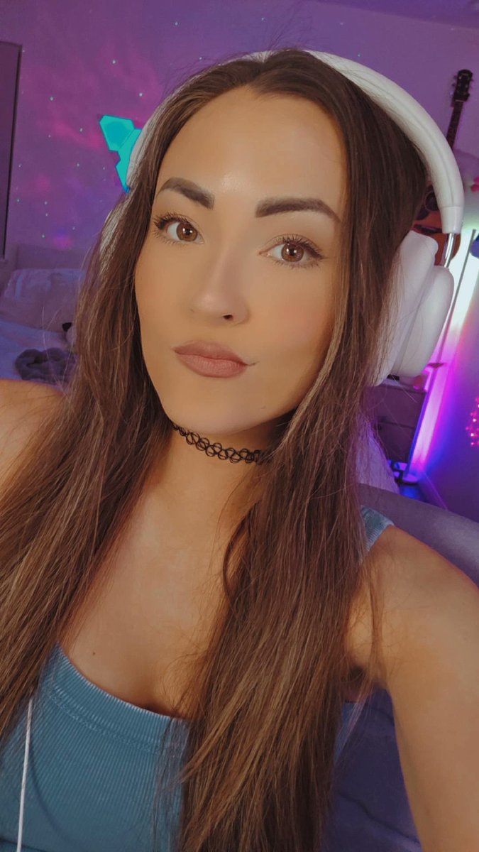 Live for some #SingingSaturday come hang with usss linktr.ee/ericanagashima
