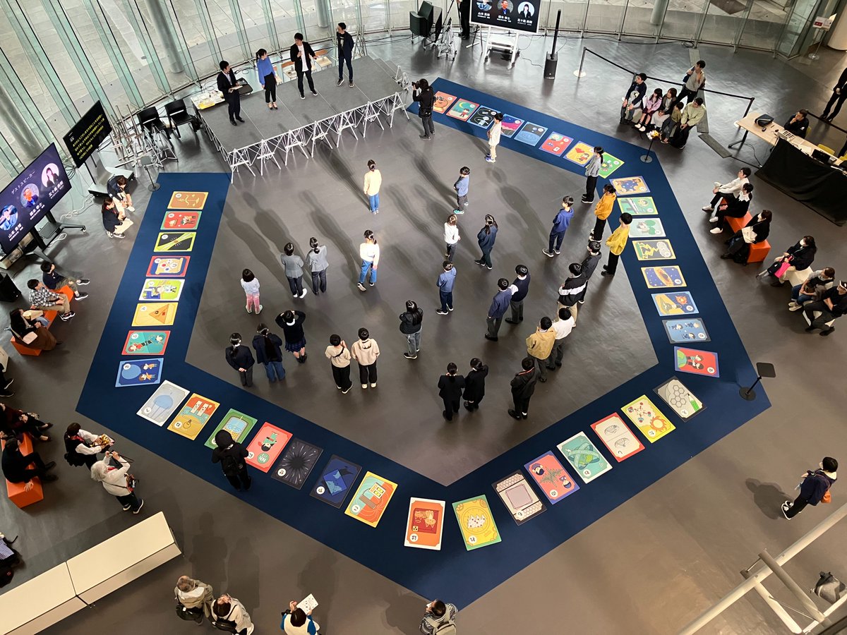 日本科学未来館にて、巨大・物理かるた大会！

五十嵐美樹先生（東京都市大）、橋本幸士先生（京都大）と3人で、絵札の解説をさせて頂きました。

なんと、科学雑誌ニュートン編集部長の板倉龍さんもゲリラ登壇していただき、ニュートンの万有引力について解説して下さいました。