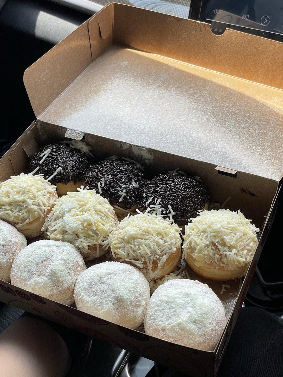 nicodeans's tweet photo. cemilin donat jualan sendiri~~ #cheatingday https://t.co/UG6lXK8Idx