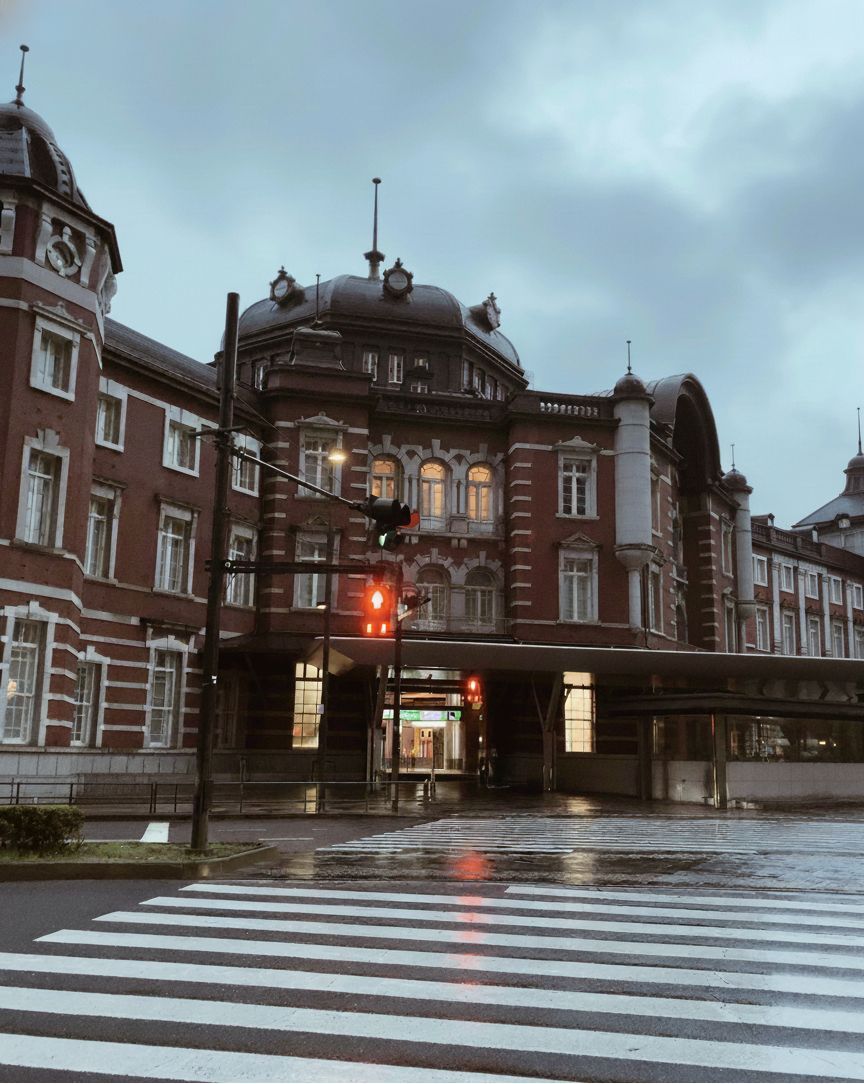 丸善・丸の内本店に行ってきました～（写真は東京駅）

大型書店の魅力って、目的の本を買いに行ったはずなのに、気づいたら全然違うジャンルの棚で2時間経ってること。

Amazonの「おすすめ」とは次元が違う偶然の出会いがある。あの迷宮感がたまらない。