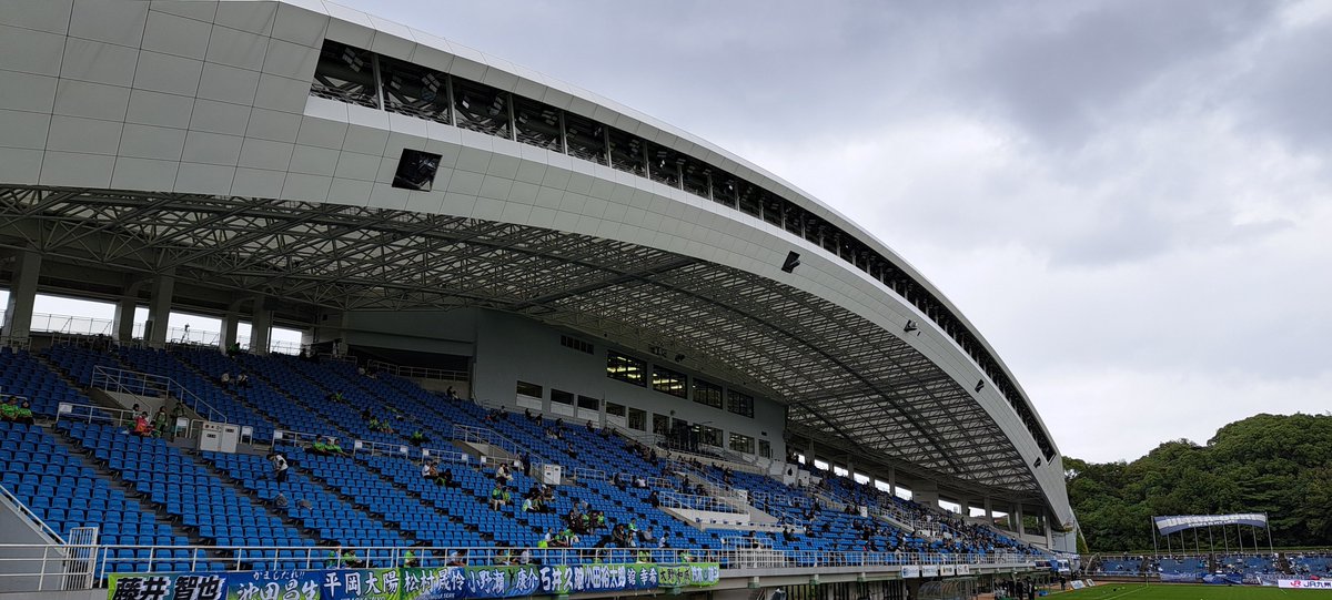 16年ぶりの博多の森のゴール裏。最後に踊るために、風雨の中でも強い気持ちで。