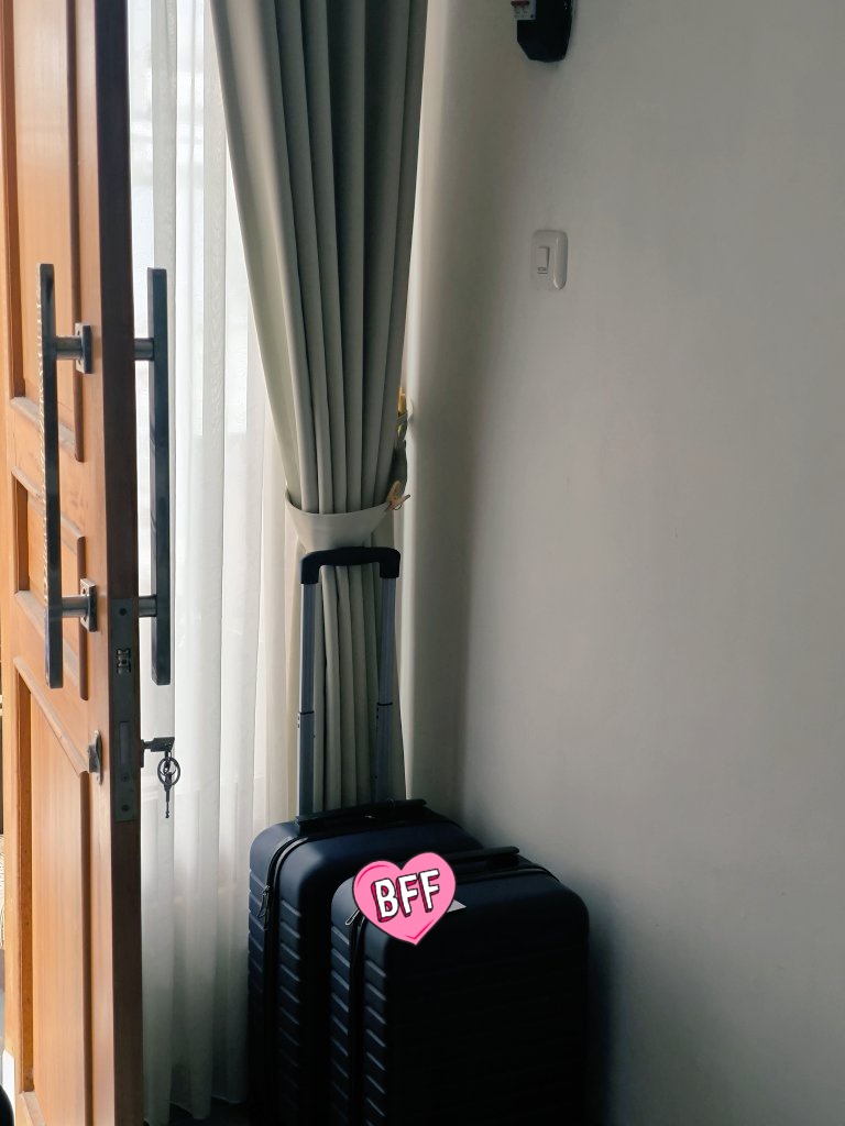 Mode healing sejenak lah, staycation tipis2 sambil kerja. Udah mumet bgt tiap hari ga kelar2 masalah, drpd mikirin hidup sekali2 nikmatin hidup dulu😭😭