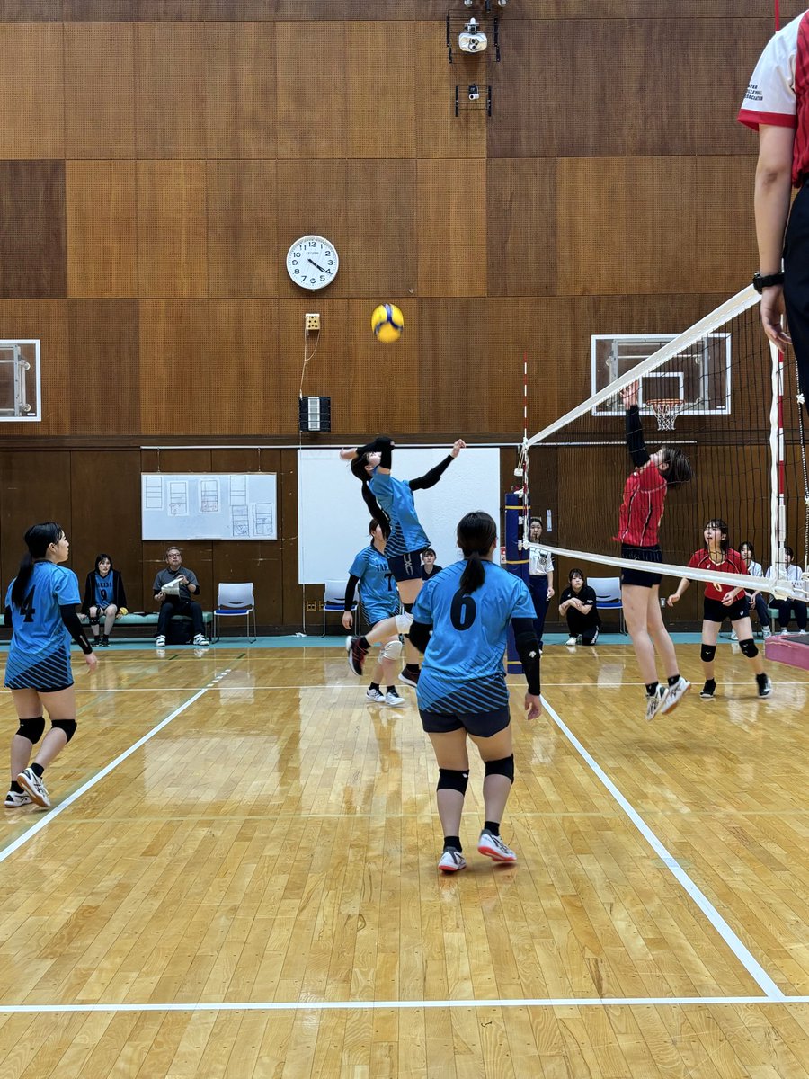 tokai_vb's tweet image. 2025年度 東海秋季女子リーグ戦入替戦
Bコート第4試合
高田短期大学(2部8位vs岐阜大学(3部1位)
14-25
13-25
20-25
セットカウント3-0岐阜大学の勝利です!
岐阜大学 2部昇格
高田短期大学 3部降格