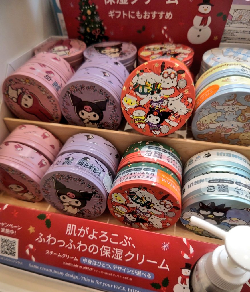 ka__t_y__'s tweet photo. サンリオショップにも スチームクリームクリスマスデザイン缶 が入荷してます♡
#Sanriocharacters
#steamcream
(一例)
※1枚目・2枚目 東武百貨店 池袋店1F サンリオ
※3枚目 Sanriovivitix サンシャインシティアルパ店 https://t.co/ABFa6H2lOa