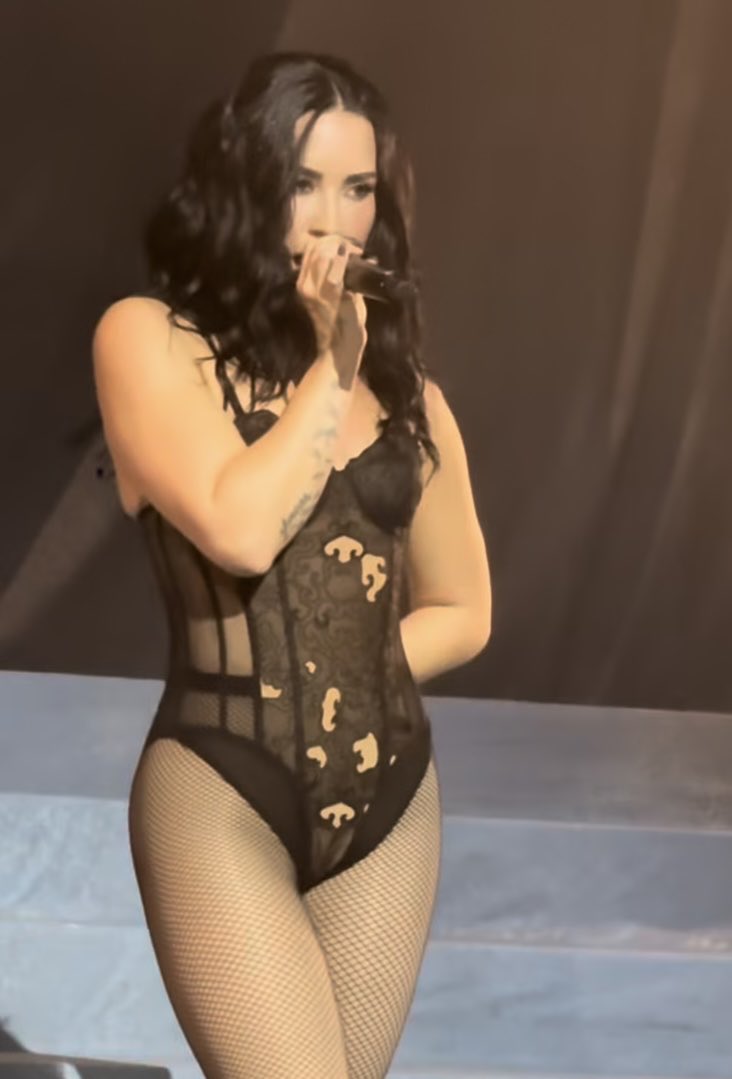 a demi lovato com hérnia de disco, 5 derrames, 3 infartos sem 1 olho e gostosa assim como que pode vey