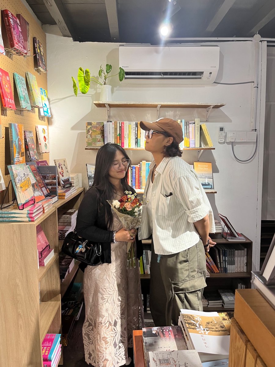 moonj9lly's tweet photo. Me and my baby’s height difference yuri hehe https://t.co/LxqHMX32fx