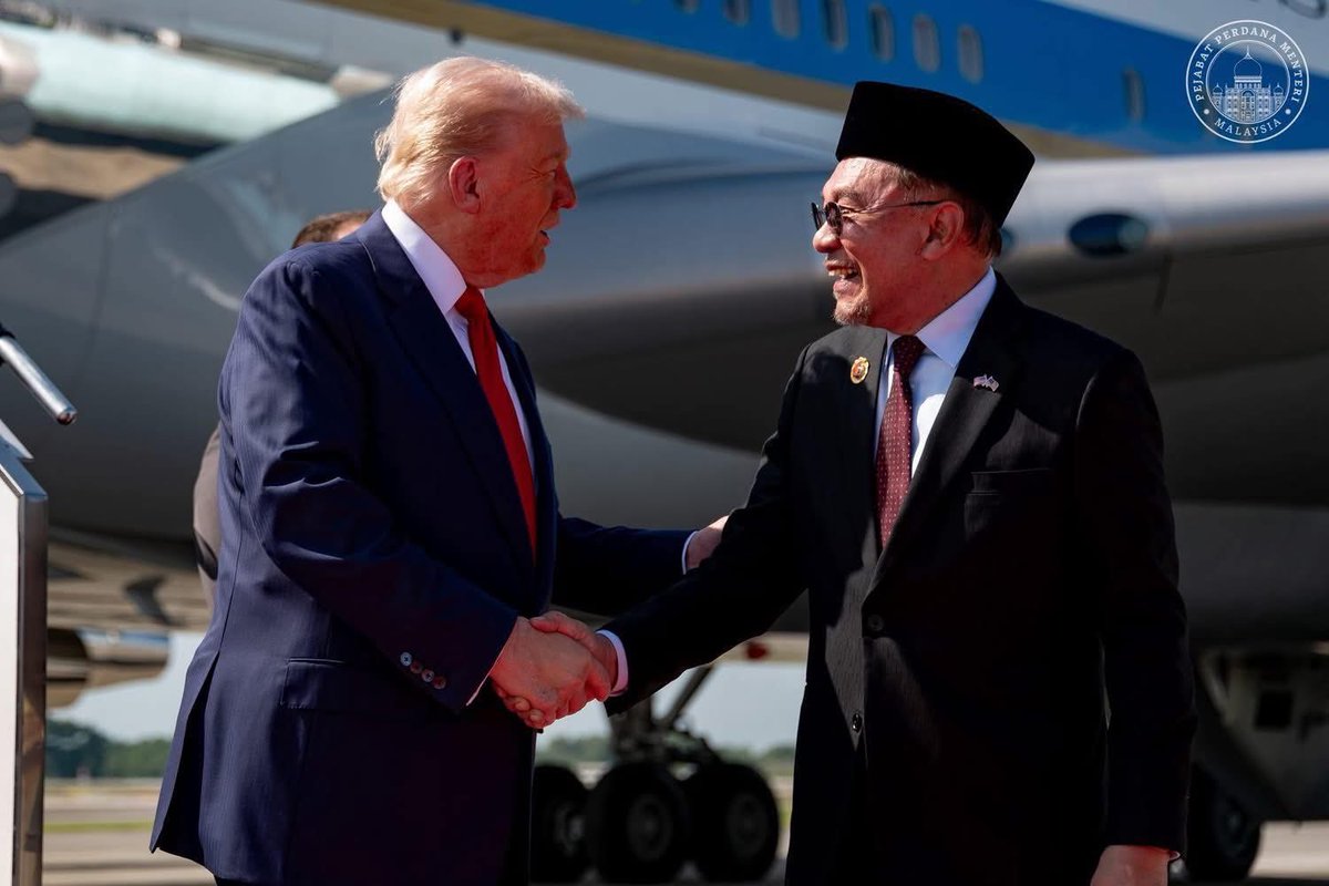 asrulmm's tweet photo. When it comes to diplomacy + international relations, this is actually remarkable.

Dan Trump pakai talileher merah😁 https://t.co/vEg4sXP1Gq