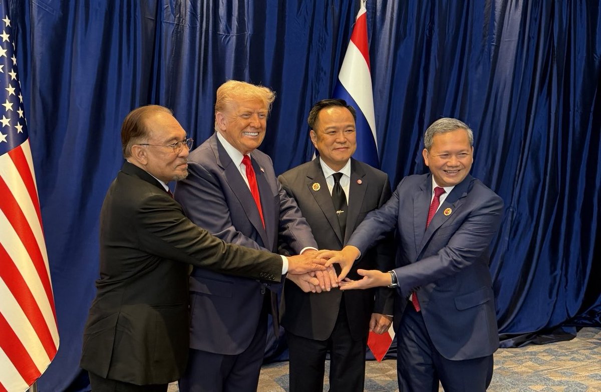 asrulmm's tweet photo. When it comes to diplomacy + international relations, this is actually remarkable.

Dan Trump pakai talileher merah😁 https://t.co/vEg4sXP1Gq