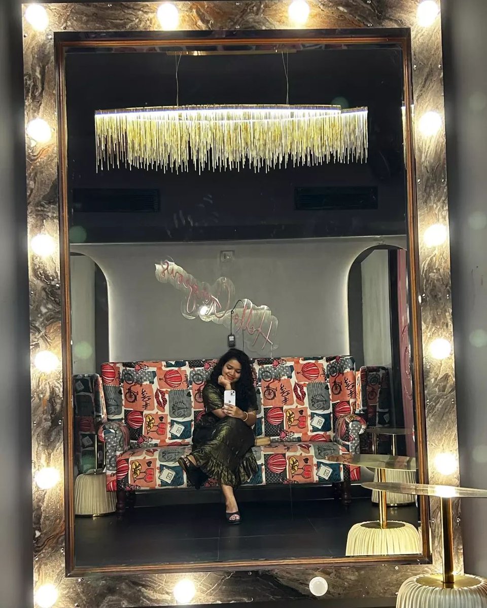 Sriyanka97's tweet photo. Seeing through the different lenses
Embracing the adorable messes
Don't ever forget to reflect
Just be an imperfectly perfect✨
Holding the trueself upto so far
Adore the essence of who you are
Getting the smile that beautifully curved
Be your own model in the world your deserve💖
✍️Sriyanka
#Mirrorselfie #poetry #selfie