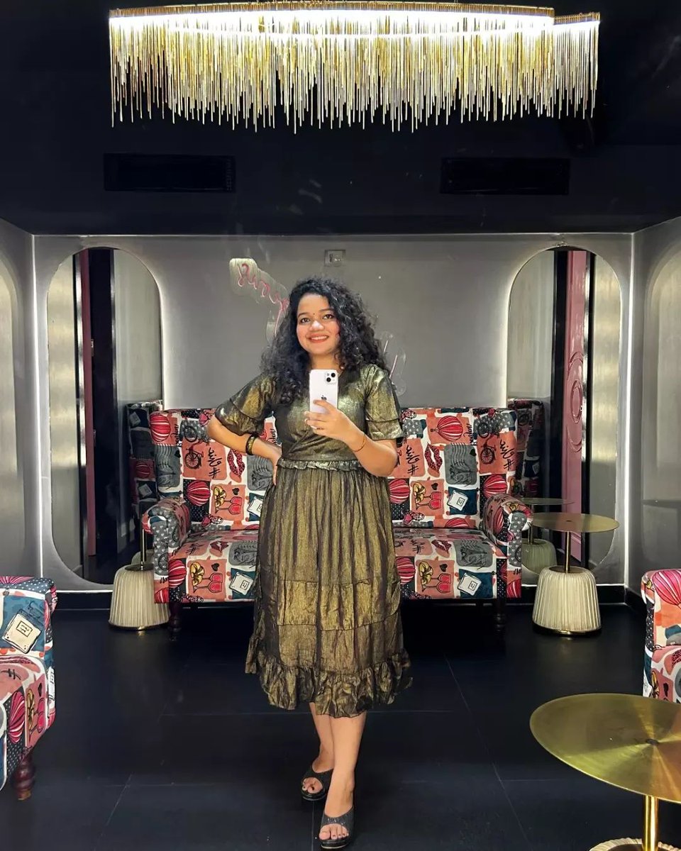Sriyanka97's tweet photo. Seeing through the different lenses
Embracing the adorable messes
Don't ever forget to reflect
Just be an imperfectly perfect✨
Holding the trueself upto so far
Adore the essence of who you are
Getting the smile that beautifully curved
Be your own model in the world your deserve💖
✍️Sriyanka
#Mirrorselfie #poetry #selfie