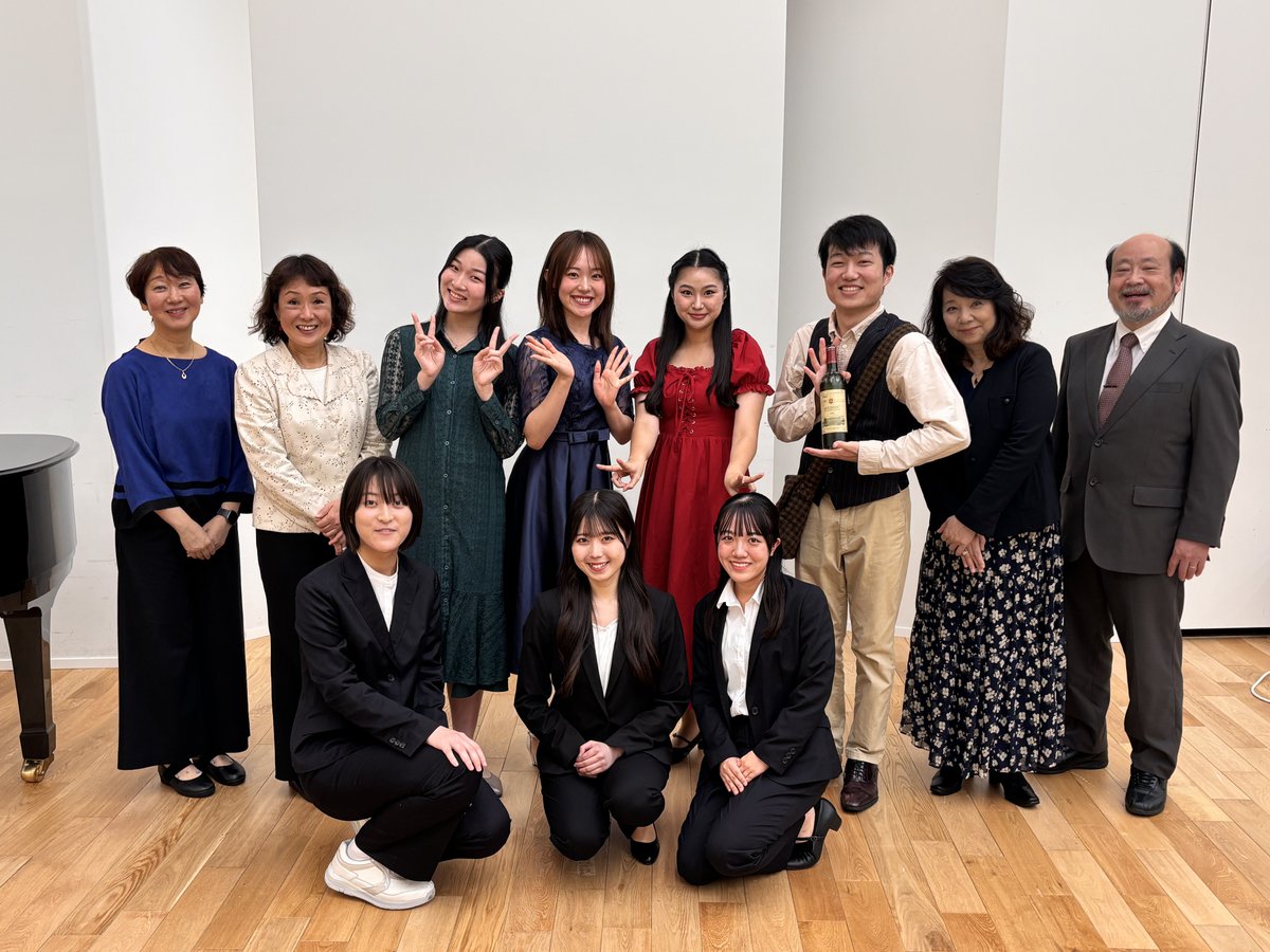 TCM_seigaku's tweet image. ご報告💡

【秋のオープンキャンパス🍁】
10月26日(日)
声楽専攻のイベントが行われました♫

オペラ授業の説明や声楽専攻の特色、
在校生へのインタビュー、演奏などを行いました。

演奏曲
♫ 「愛の妙薬」ラララ
♫ 「アナと雪の女王」あなたを失いたくない 

📷集合写真