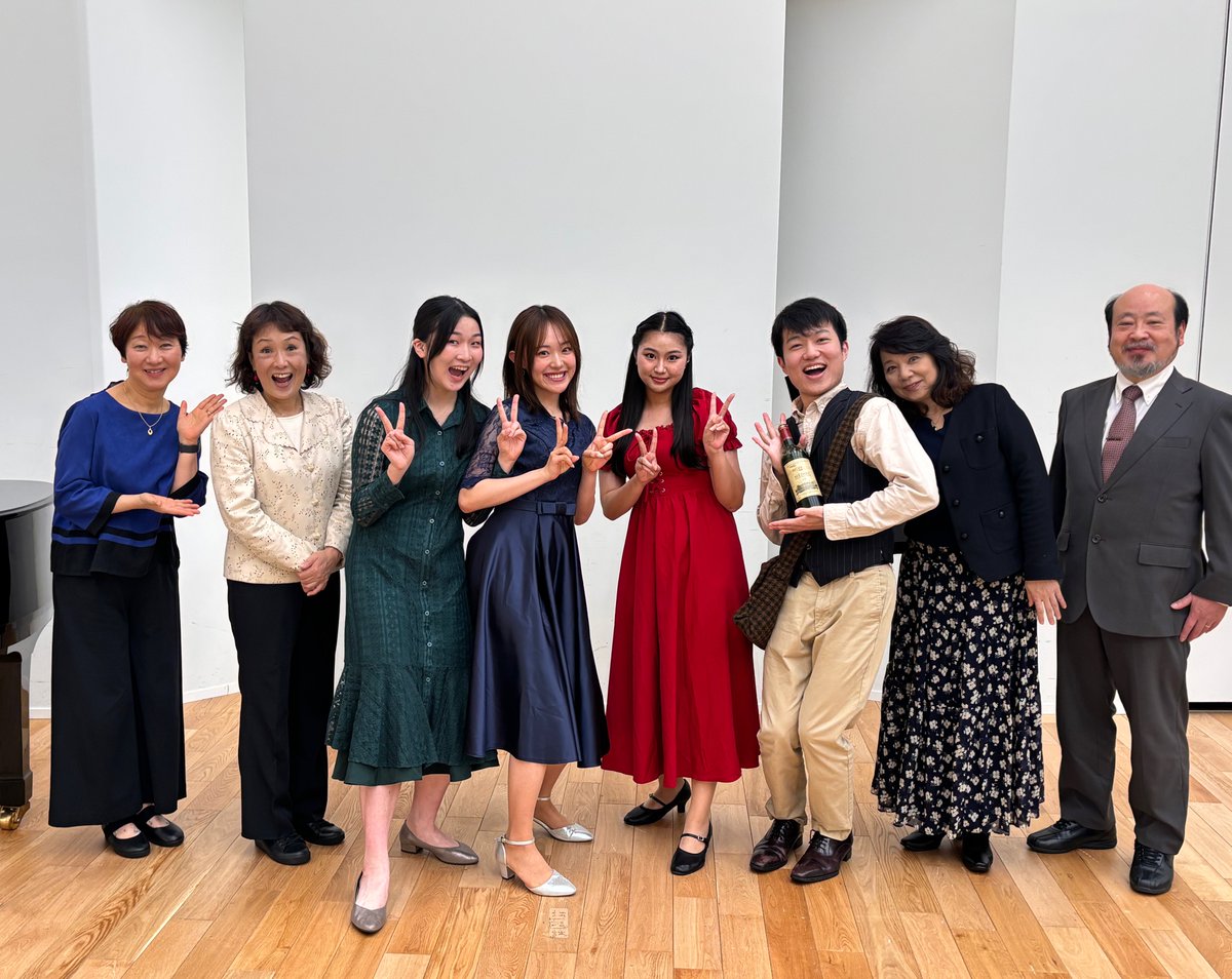 TCM_seigaku's tweet image. ご報告💡

【秋のオープンキャンパス🍁】
10月26日(日)
声楽専攻のイベントが行われました♫

オペラ授業の説明や声楽専攻の特色、
在校生へのインタビュー、演奏などを行いました。

演奏曲
♫ 「愛の妙薬」ラララ
♫ 「アナと雪の女王」あなたを失いたくない 

📷集合写真