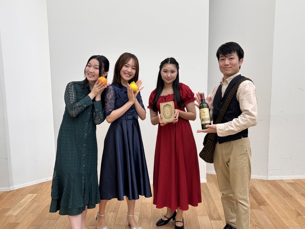 TCM_seigaku's tweet image. ご報告💡

【秋のオープンキャンパス🍁】
10月26日(日)
声楽専攻のイベントが行われました♫

オペラ授業の説明や声楽専攻の特色、
在校生へのインタビュー、演奏などを行いました。

演奏曲
♫ 「愛の妙薬」ラララ
♫ 「アナと雪の女王」あなたを失いたくない 

📷集合写真