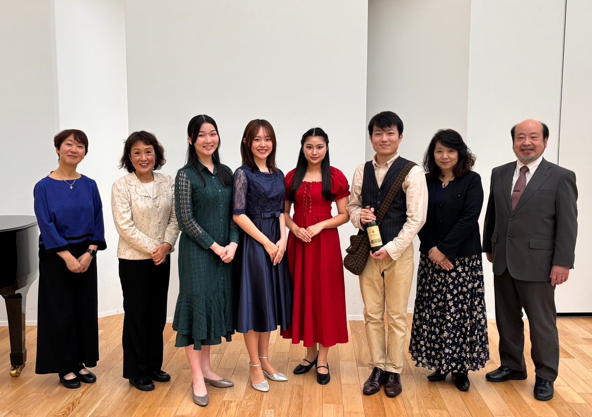 TCM_seigaku's tweet image. ご報告💡

【秋のオープンキャンパス🍁】
10月26日(日)
声楽専攻のイベントが行われました♫

オペラ授業の説明や声楽専攻の特色、
在校生へのインタビュー、演奏などを行いました。

演奏曲
♫ 「愛の妙薬」ラララ
♫ 「アナと雪の女王」あなたを失いたくない 

📷集合写真