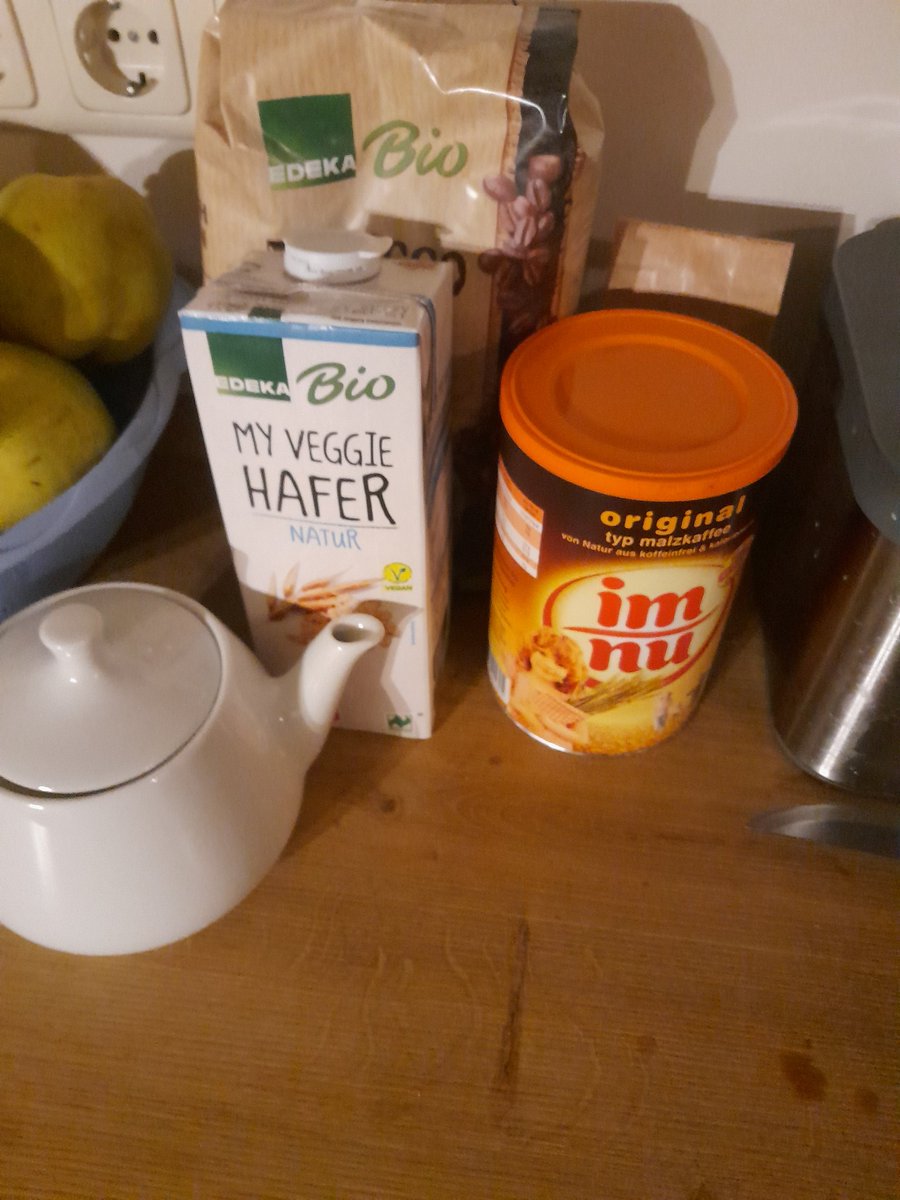 Die große Schwester aus Hamburg schaut auf dem Dorf vorbei. 
In der großen Stadt herrscht schon Mangelwirtschaft.