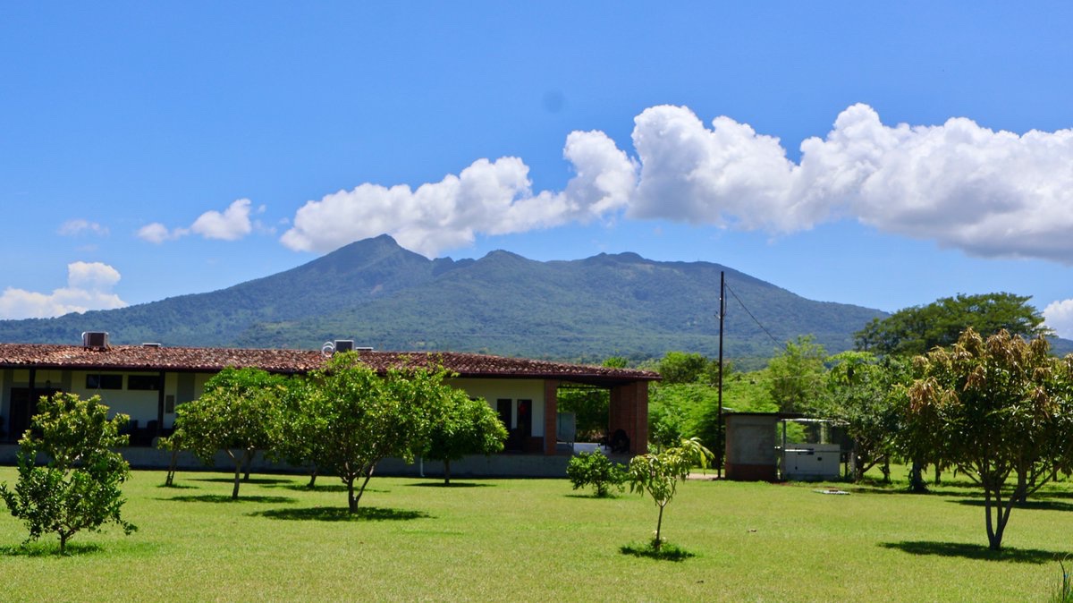 ¡Feliz lunes desde Granada! 🌞
Nada mejor que empezar la semana con este cielo azul y la vista del Mombacho 🌋
Recordá que cada día es una nueva oportunidad 💫

#NicaraguaÚnicaOriginal #VisitaNicaragua #VisitNicaragua