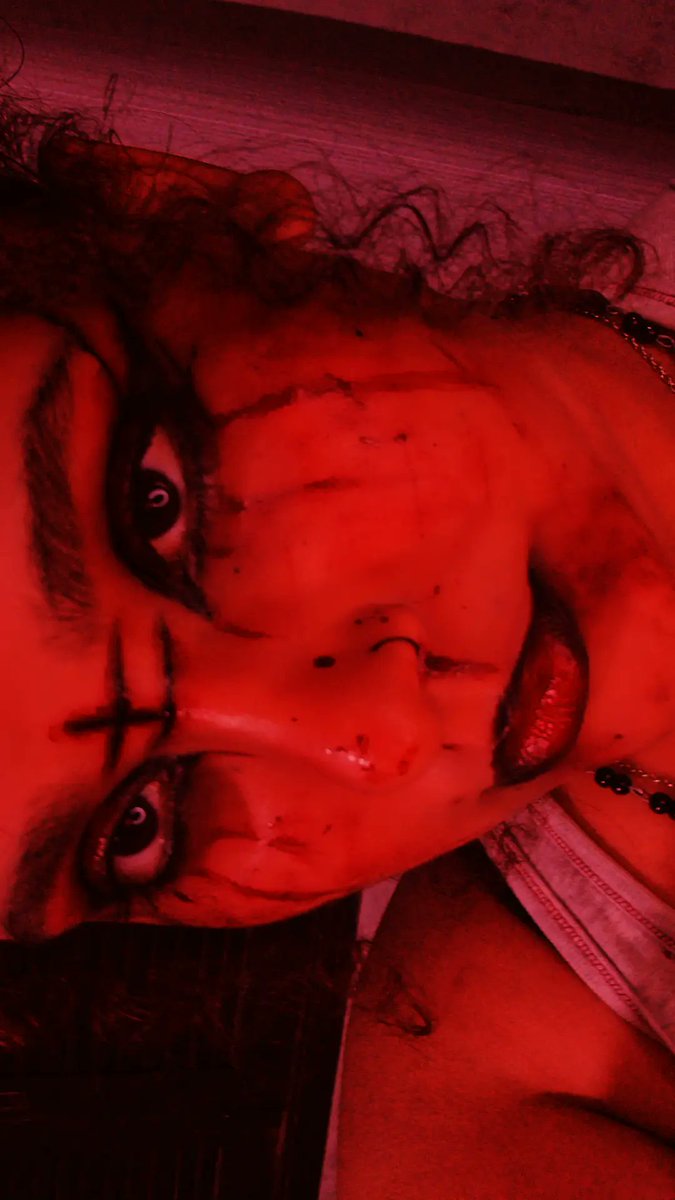 https_catraa's tweet image. Make e unha que eu fiz ontem pra assistir #HEXATOMBE 
#OrdemParanormal 
🩸