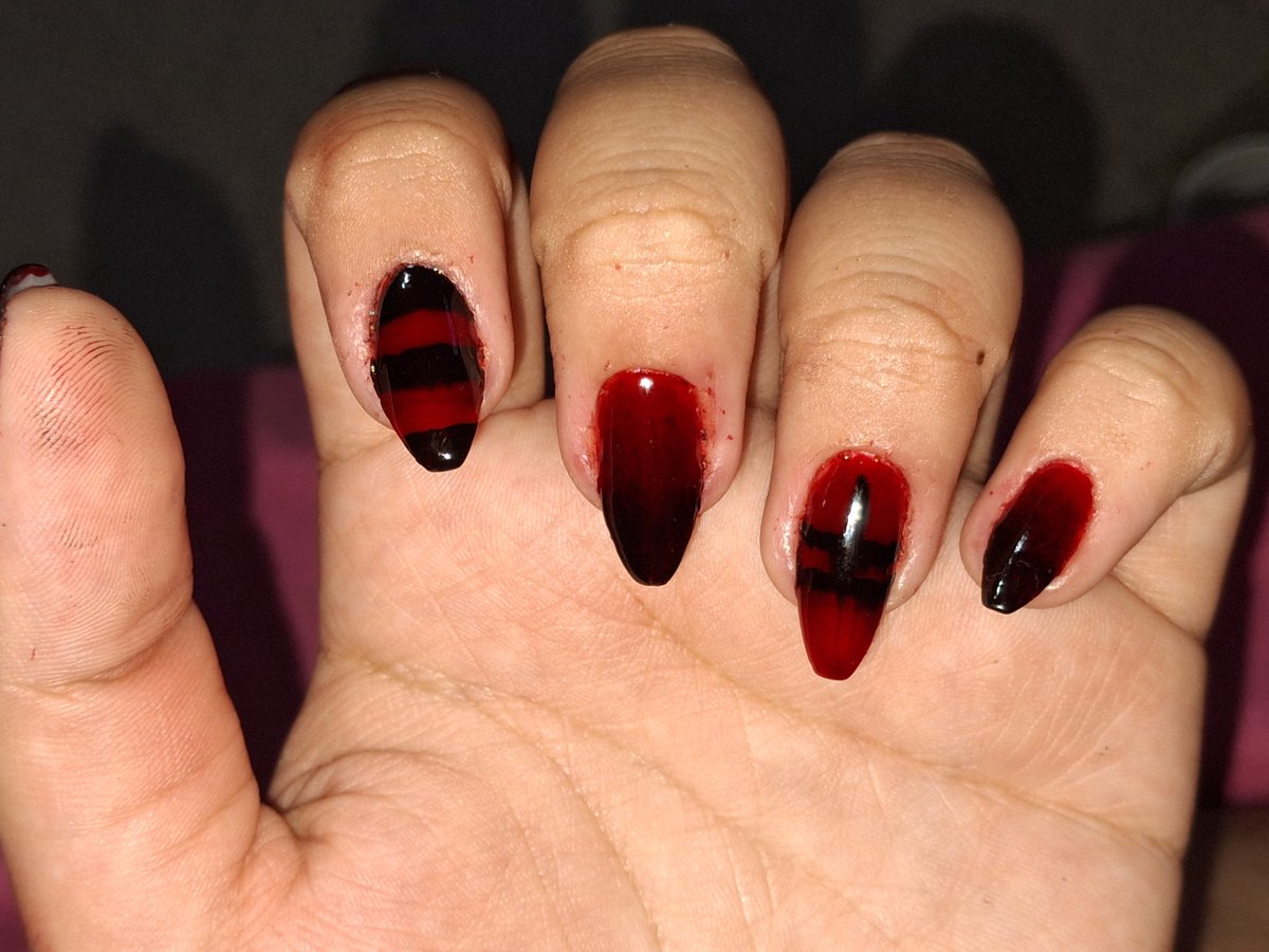 https_catraa's tweet image. Make e unha que eu fiz ontem pra assistir #HEXATOMBE 
#OrdemParanormal 
🩸