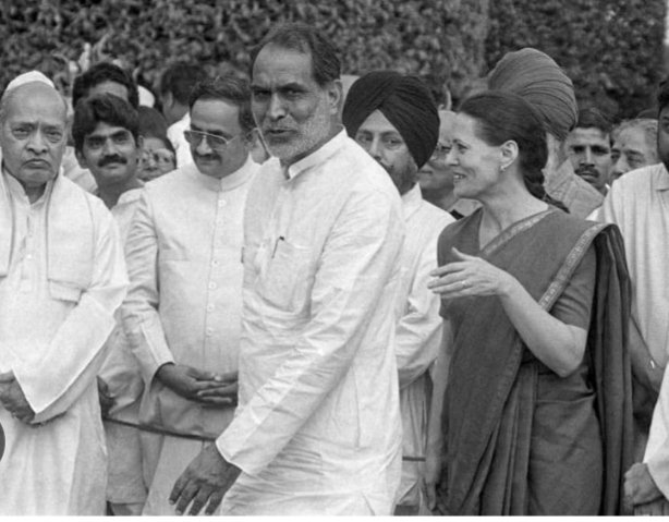 BabuSahab_0003's tweet image. प्रधानमंत्री #चंद्रशेखरजी और मुख्यमंत्री #नीतीश_कुमार में बहुत चीजें समान है। ये दोनों ही सच्चे #समाजवादी नेता थे और हैं।
1) सत्ता या पद पर रहते हुए कभी अपने परिवार या रिश्तेदार को राजनीति में नहीं आने दिया।
2) राजनीतिक जीवन में कभी भ्रष्टाचार जैसा कलंक नहीं लगा।