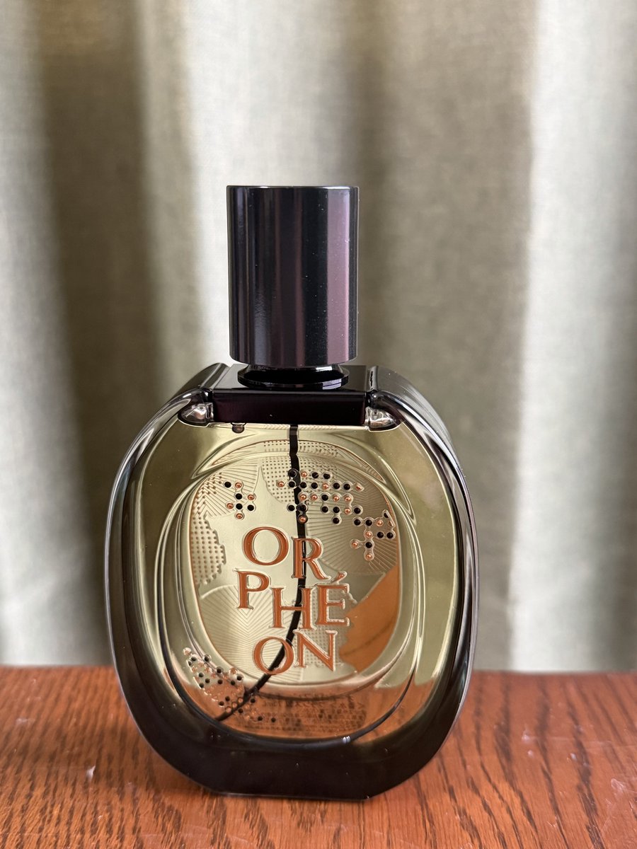 ryotoriaez's tweet photo. diptyqueのORPHEONの限定ボトル(ㅅ˘︶˘)
黒とゴールドのボトルも良い感じ☺️
ホッとする良い香りです
( ̄▽ ̄)=3
#diptyque #ORPHEON https://t.co/KopRnHixaF