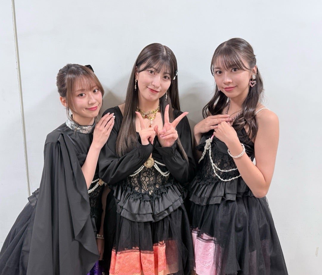 可愛い衣装着ている可愛い3人を見れるだけでも幸せなのにお出迎えやお見送りをたくさんしてくれて本当に満たされすぎて…！キャンプファイヤーの前で歌う「歩いてる」を聞きながら見上げる花火が綺麗すぎて涙なしでは見れなかった😢今まで見た花火の中で間違いなく一番綺麗だった🎇#12期バスツアー