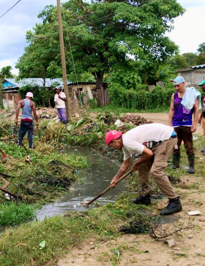 MiGuantanamo's tweet image. #PoderPopular 🇨🇺 Ante el avance del #HuracánMelissa, trabajadores de acueducto y alcantarillado y también la población, realizan labores de limpieza en zanjas y del sistema de alcantarillas en la Comunidad Primero de Mayo, en el municipio de #Guantánamo.
#PreparadosYAlertas