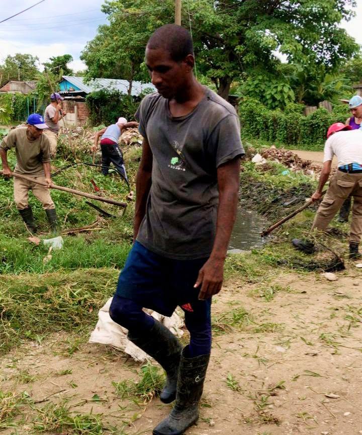 MiGuantanamo's tweet image. #PoderPopular 🇨🇺 Ante el avance del #HuracánMelissa, trabajadores de acueducto y alcantarillado y también la población, realizan labores de limpieza en zanjas y del sistema de alcantarillas en la Comunidad Primero de Mayo, en el municipio de #Guantánamo.
#PreparadosYAlertas