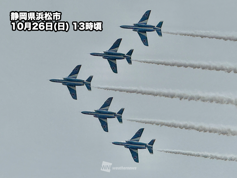 wni_jp's tweet photo. 【静岡・浜松の空をブルーインパルスが飛行】
今日10月26日(日)、静岡県の航空自衛隊浜松基地で開催されている「エアフェスタ浜松2025」にて、「ブルーインパルス」の展示飛行が披露されました。
https://t.co/CyEFYOhJ9l https://t.co/o1NlocWiQj