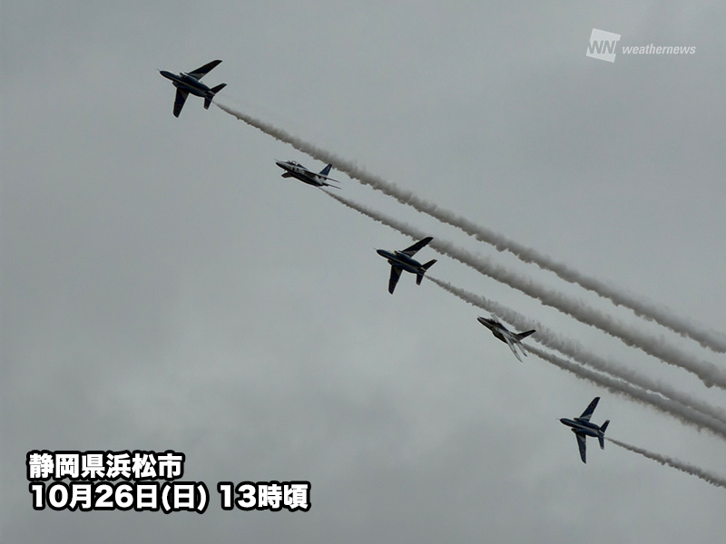 wni_jp's tweet photo. 【静岡・浜松の空をブルーインパルスが飛行】
今日10月26日(日)、静岡県の航空自衛隊浜松基地で開催されている「エアフェスタ浜松2025」にて、「ブルーインパルス」の展示飛行が披露されました。
https://t.co/CyEFYOhJ9l https://t.co/o1NlocWiQj