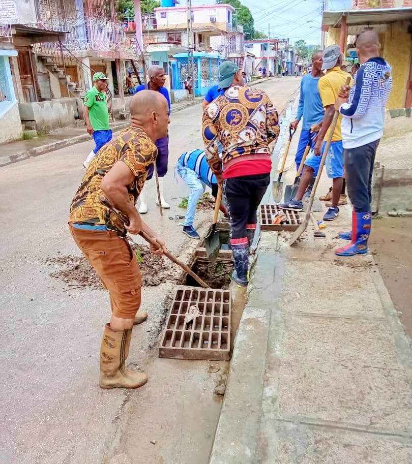 MiGuantanamo's tweet image. #PoderPopular 🇨🇺 Durante la jornada de este sábado, continuaron las labores de desobstrucción de alcantarillas, en zonas de la ciudad de #Guantánamo. Compartimos imágenes de la labor realizada en la calle Cuartel desde el 3 hasta el 7 Norte. 
#PreparadosYAlertas #JuntosPodemosMás