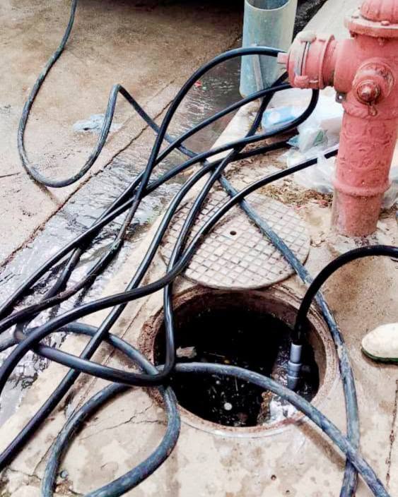 MiGuantanamo's tweet image. #PoderPopular 🇨🇺 Durante la jornada de este sábado, continuaron las labores de desobstrucción de alcantarillas, en zonas de la ciudad de #Guantánamo. Compartimos imágenes de la labor realizada en la calle Cuartel desde el 3 hasta el 7 Norte. 
#PreparadosYAlertas #JuntosPodemosMás