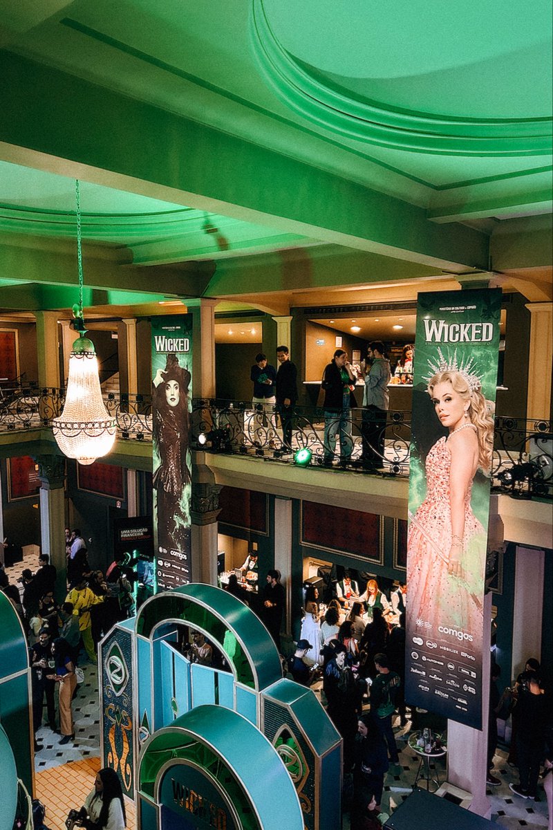 vinirosemberg's tweet photo. @wickedmusicalbr Wicked foi o 1º musical q levei meus pais e ver eles encantados foi TUDO! 💕 Já assisti várias vezes a peça e o filme, mas cd vez é como se fosse a 1ª 💚 Tá na Première seria mágico, do jeitinho q só W faz a gente sentir ✨ #EuNaPremiereDeWicked @wickedmusicalbr @UniversalPicsBr https://t.co/BiDufzrc87