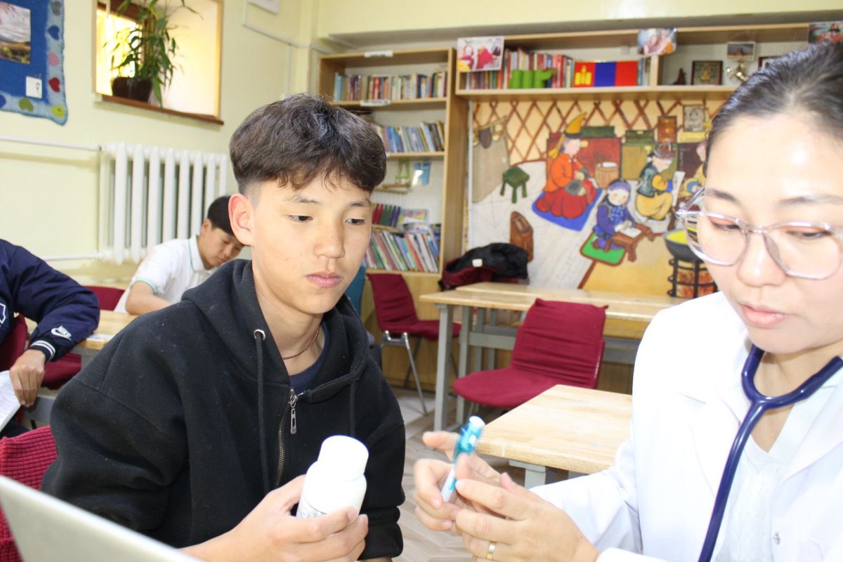 Асрал төвийн хэрэгжүүлдэг “Халуун хоол” төслийн хүрээнд хүүхдүүдэд эрдэсийн шинжилгээ болон эрүүл мэндийн үзлэг зохион байгуулагдлаа. Энэ арга хэмжээний зорилго нь хүүхдүүдийн биеийн эрүүл мэндийн байдалд бодит үнэлгээ өгөх, шим тэжээлийн дутагдал, шүдний эрүүл мэнд, улирлын