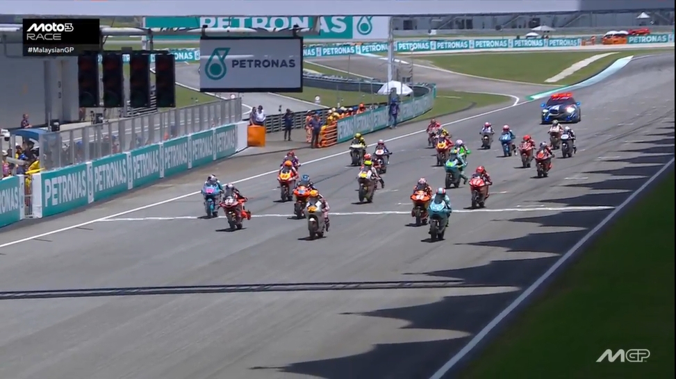 Start Moto3 Rennen, Sepang über 10 Runden 😍✊
#Moto3 #MalaysianGP #Sepang