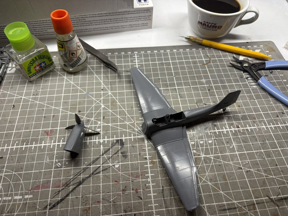 Jedyny pozytyw w zmianie czasu na zimowy jest taki, że człowiek wstaje o 6 rano i teoretycznie jest godzinę do przodu i może coś posklejać 😁
#ttmodelarze
#belferskleja