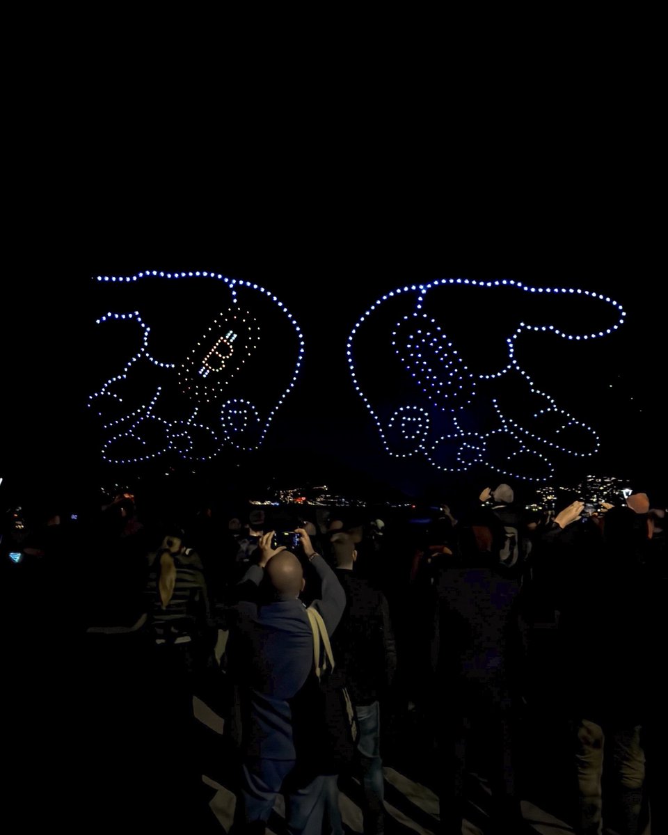 cyberdroneshow's tweet image. Spotted some sky-level memes in Lugano last night.
Anyone else saw that? O Share &apos;em all! @LuganoPlanB #droneshow #cyberdrone #Bitcoin #LuganoPlanB