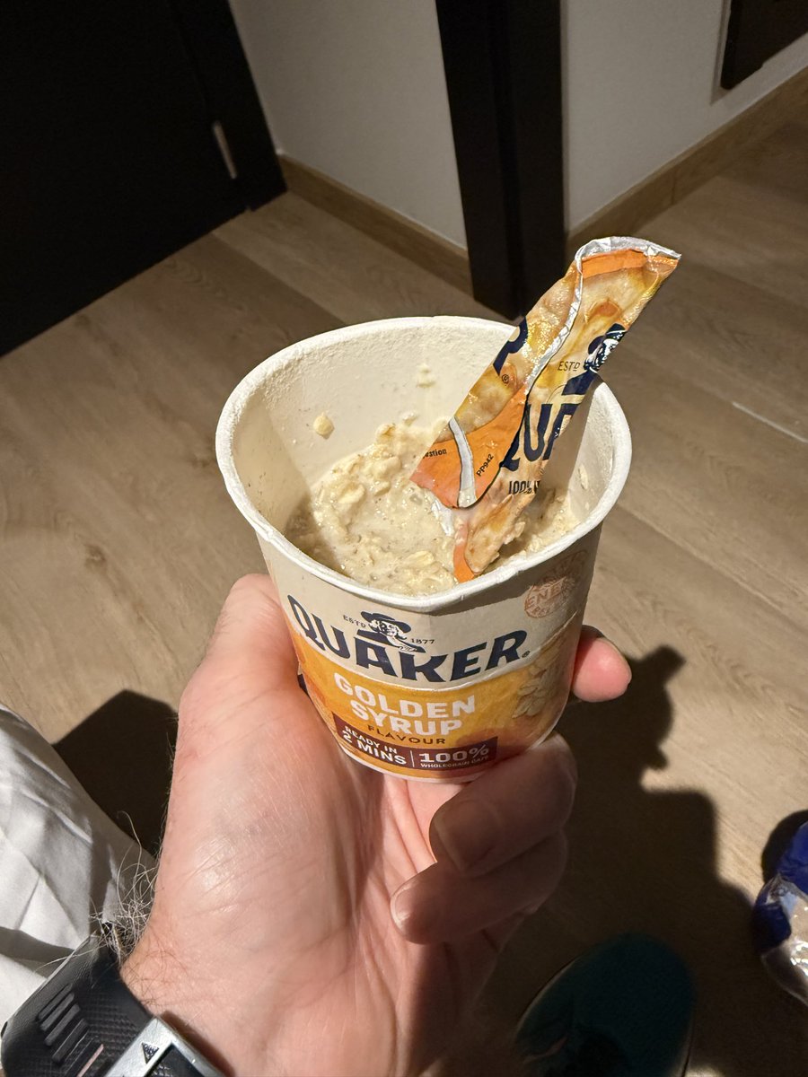 domsloft's tweet image. Ready to go! 👊🏻 💥 

Check my hastily engineered spoon made our of the foil lid off the porridge 🥸

#RunningWanker