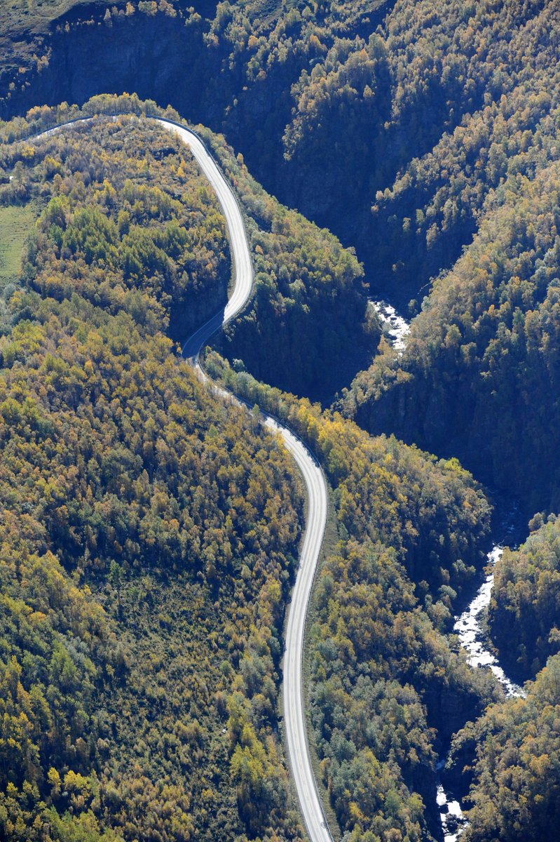 Lærdal — where the road follows the river.
Water, stone, and light weave their quiet rhythm through the valley.
The road bends, the river flows, and the mountains stand still —
each part moving in its own time.
Here, nature and journey are the same story,
written in every curve