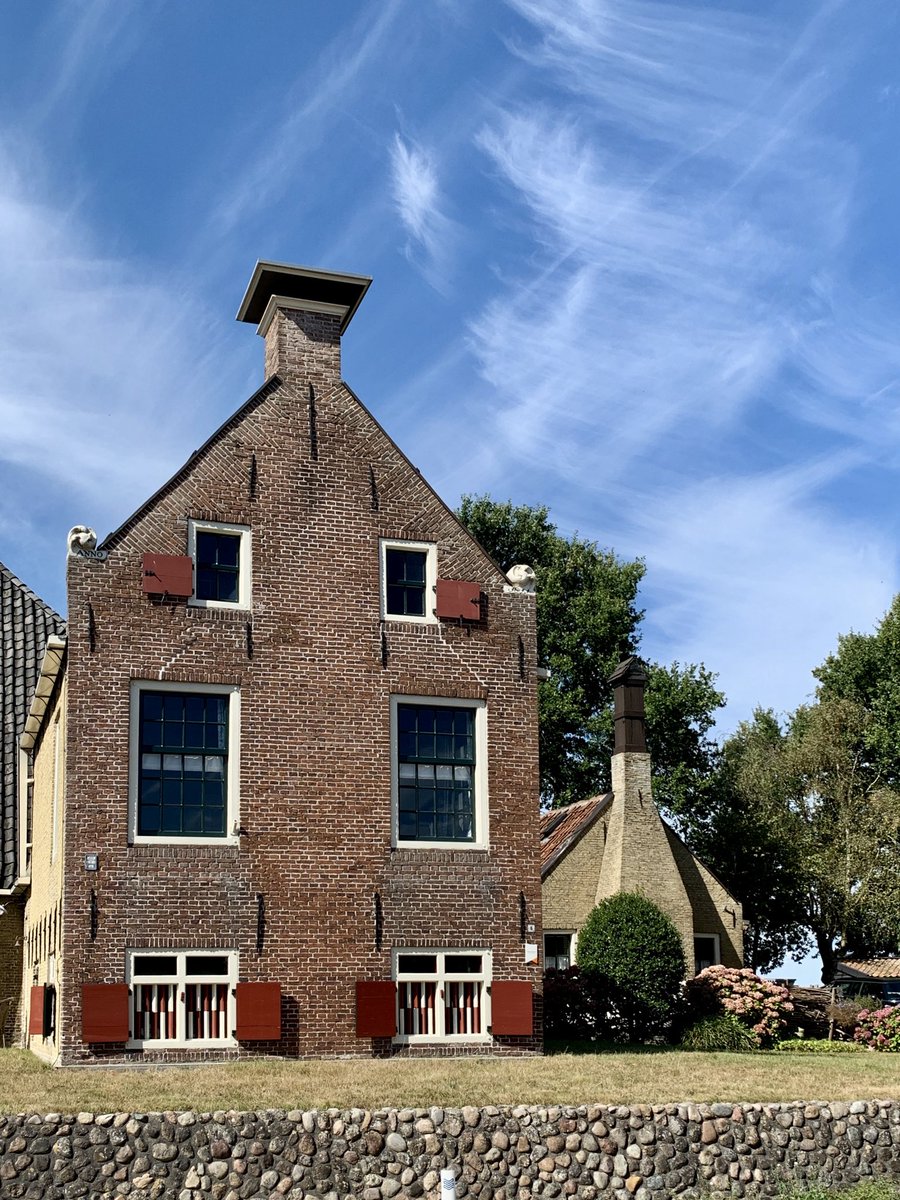 Dit is een prachtige kop-hals-rompboerderij in Sondel, een iconisch voorbeeld van 18e-eeuwse Friese boerderijenarchitectuur. Het achterhuis, het bakhuis, werd vroeger gebruikt om brood te bakken voor het hele dorp. De mensen kwamen hier destijds samen voor bakdagen. Fijne zondag!