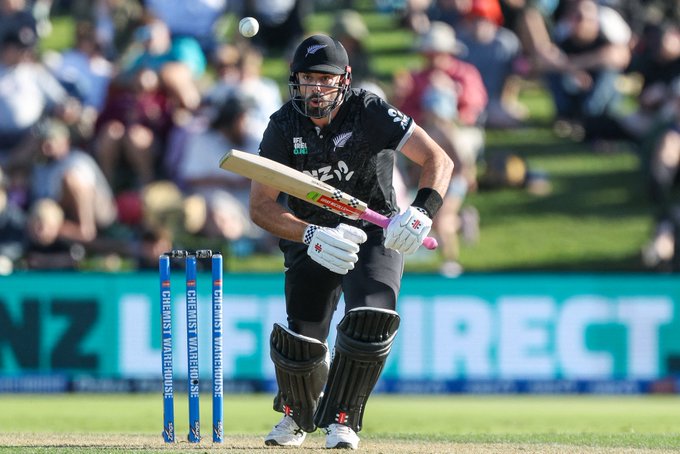Mitchell & Bracewell holding innings for NZ in the chase