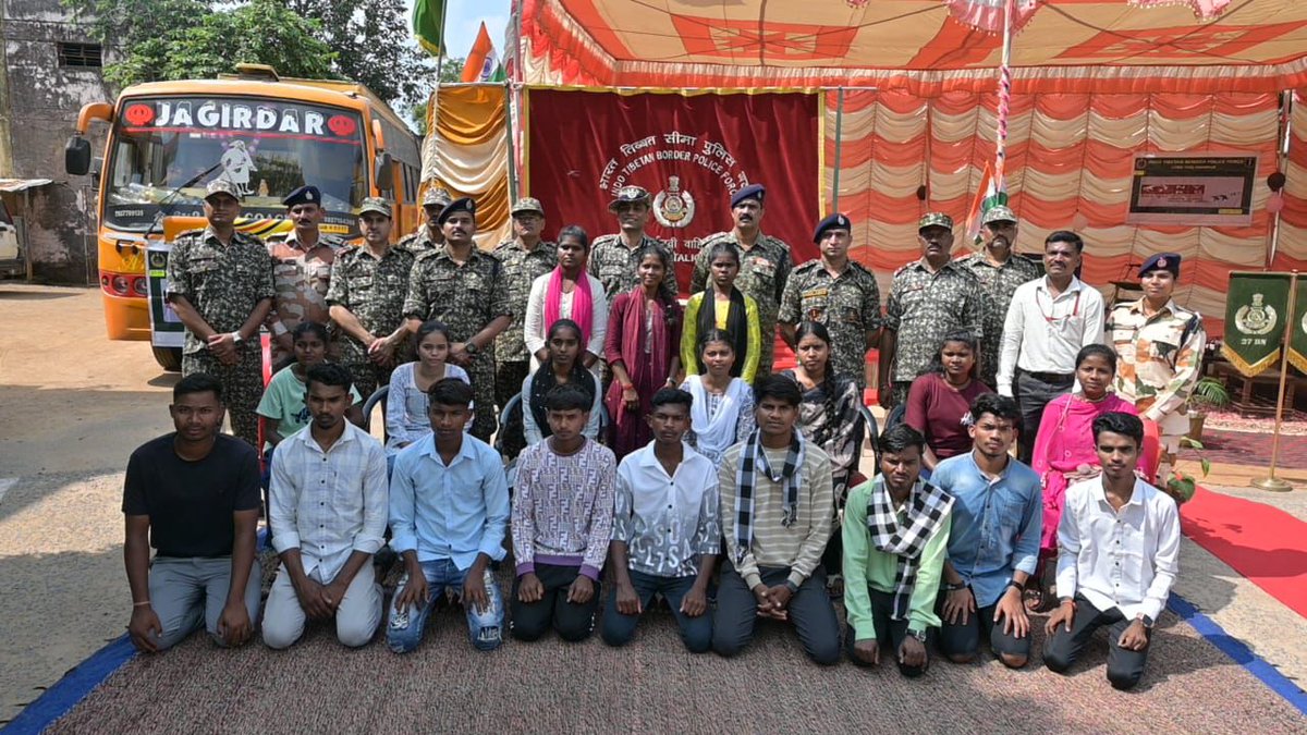 ITBP_official's tweet photo. Building bridges to opportunity! 

20 youths from LWE-affected Mohla-Manpur-Ambagarh Chowki District were flagged off by 27 Bn #ITBP Comdt Vivek Kumar Pandey for a 10-day Educational Tour to Mumbai under the 17th Tribal Youth Exchange Programme in collaboration with #NYKS. 🇮🇳 https://t.co/0Ss0Ss2iGh