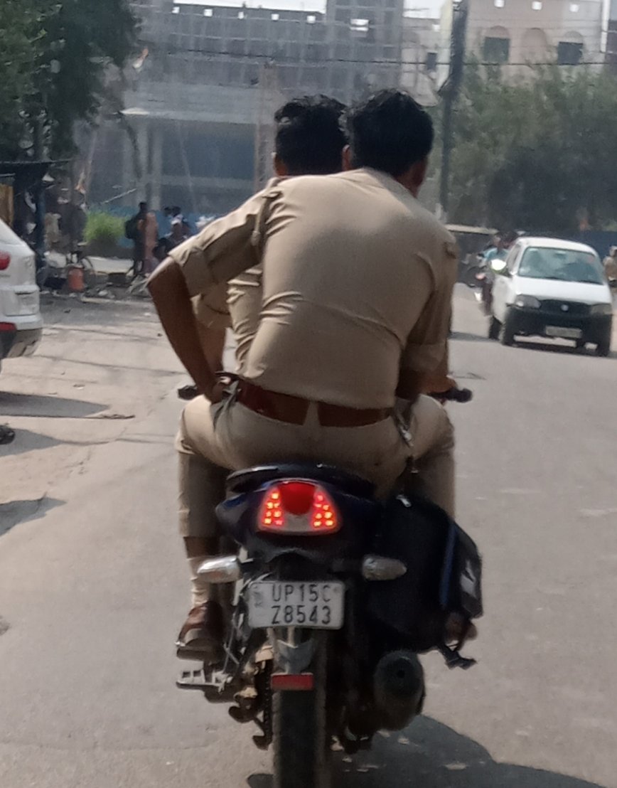क्या सारे नियम आम लोगो के लिए है पुलिस वालो के लिए नही चालान तो इनका काटना चाइए  क्या जो नियम को तर्क पर रखते हैं नियम का मजाक बना रखा है  <a href="/upolice/">Richard Laverick</a> <a href="/DmMeerut/">DM Meerut</a> <a href="/myogiadityanath/">Yogi Adityanath</a>