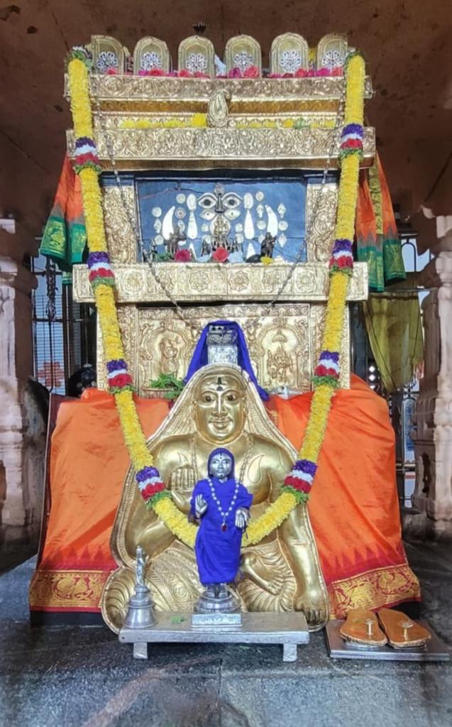 Jaggesh2's tweet image. ಇಂದಿನ ರಾಯರ ಬೃಂದಾವನ ಅಲಂಕಾರ ದರ್ಶನ 🙏