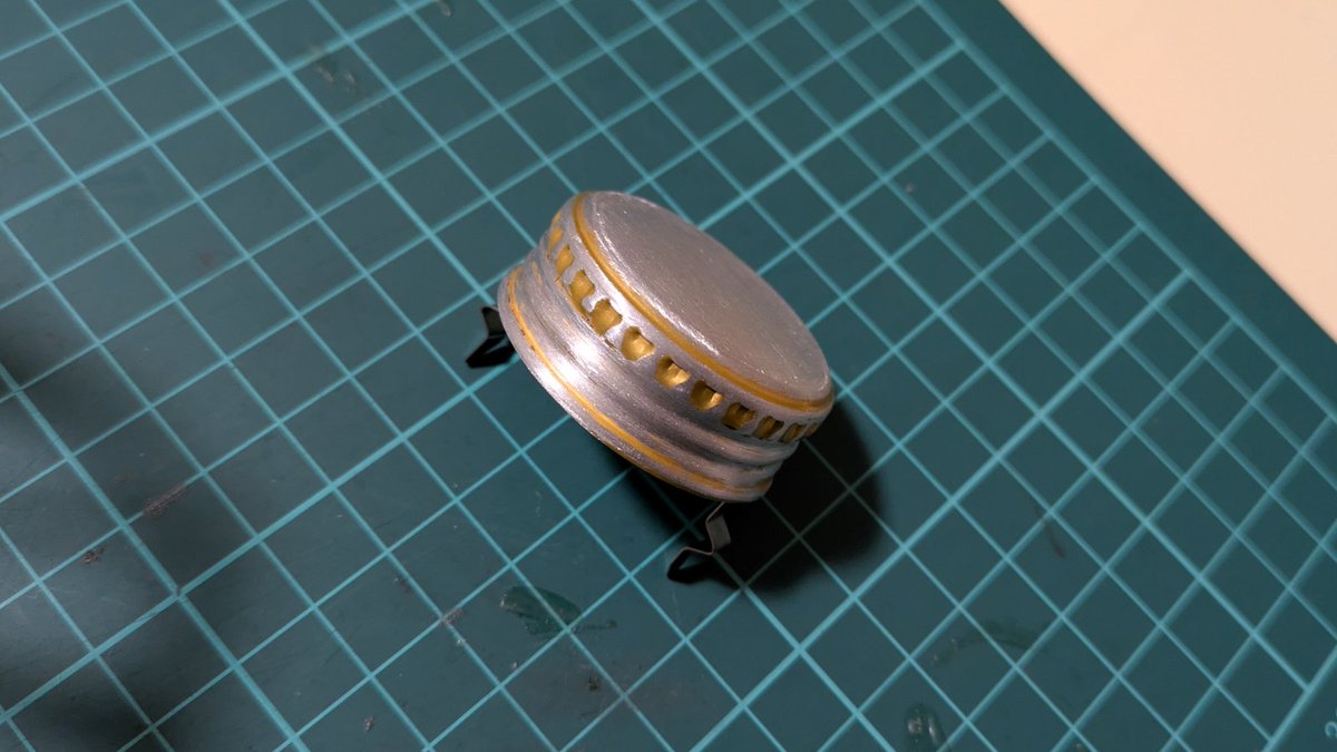mstmst37's tweet image. Q. 電池ボックス丸見えどうすんの
A. 必殺、缶コーヒーの蓋だよ
蓋を削ってLED反射させつつ
蓋裏に爪付けて脱着OK!!
#mst7号