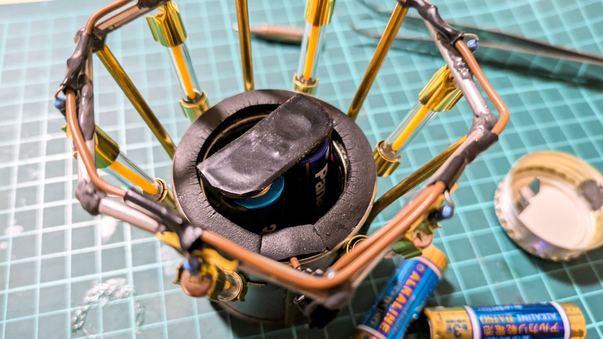 mstmst37's tweet image. Q. 電池ボックス丸見えどうすんの
A. 必殺、缶コーヒーの蓋だよ
蓋を削ってLED反射させつつ
蓋裏に爪付けて脱着OK!!
#mst7号